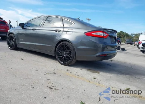 2015 Ford Fusion Hybrid Titanium из США, поврежденный, VIN 3FA6P0RU0FR102618